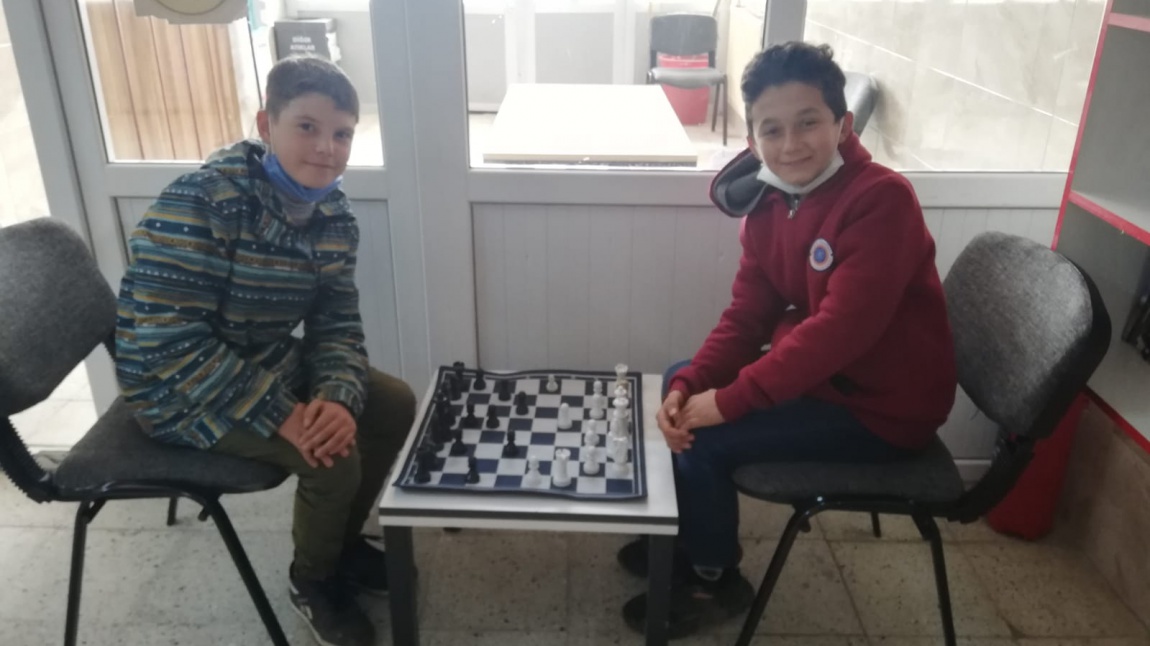 Öğrencilerimizin ulaşabileceği yerlere satranç takımları yerleştirdik.